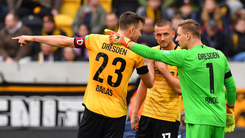 Dynamo-Kapitän Florian Ballas zeigt Rene Klingenburg und Torwart Kevin Broll, wo es Richtung Klassenerhalt geht.