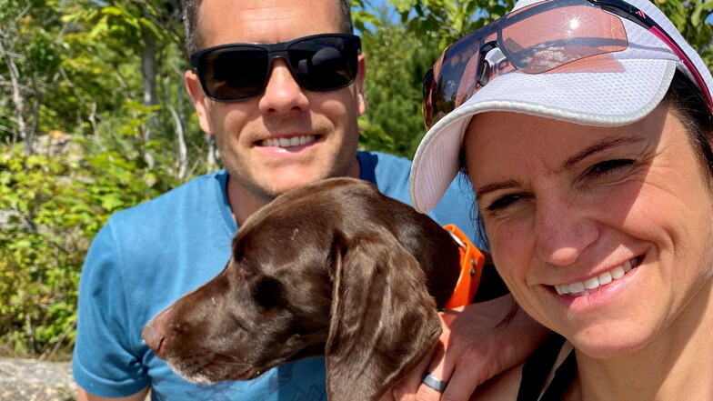 Ex-Biathletin Andrea Henkel-Burke mit ihrem Ehemann Tim Burke und der gemeinsamen Jagdhündin.