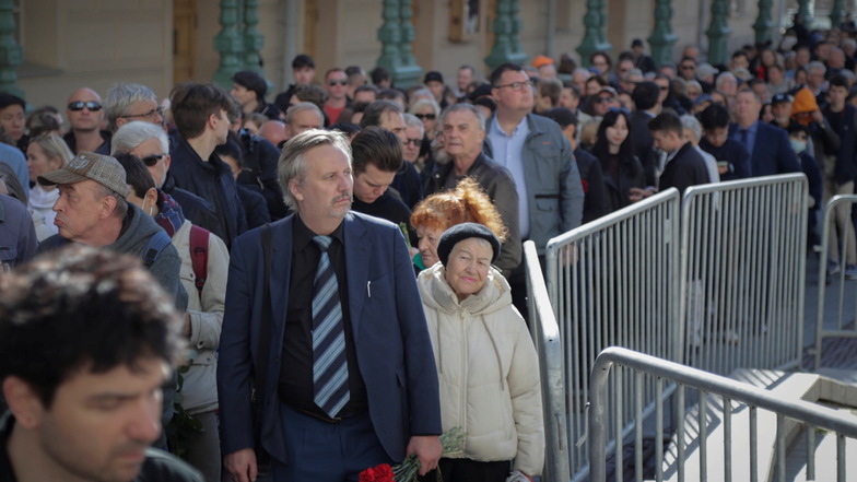 Hunderte Menschen stehen an, um Abschied zu nehmen. Gorbatschow war am Dienstag im Alter von 91 Jahren gestorben.
