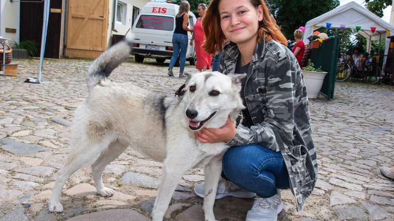 Jasmin Rösler gehört zur Jugendgruppe des Tierschutzvereins. Hier kümmert sich die 17-Jährige um Mischlingshündin Melanie, die schon ein halbes Jahr lang im Tierheim lebt.