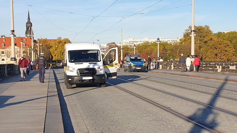 Unter anderem dieser Transporter ist über die Augustusbrücke gefahren. Die Polizei hat ihn gestoppt, der Verkehrsverstoß kostet 50 Euro Verwarngeld.