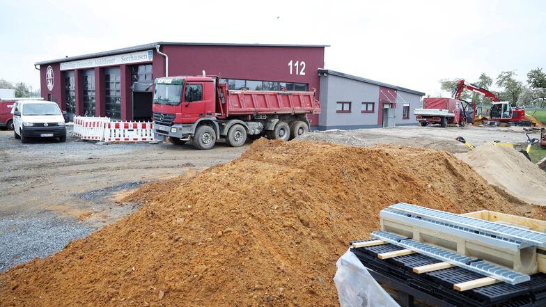 Das neue Feuerwehrhaus in Mehltheuer soll Ende Juli eingeweiht werden. Über den Bau gibt es jetzt Diskussionen.