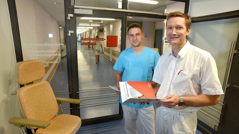 Chefarzt Dr. Mathias Mengel (r.) und Peter Knobloch, der die neue Ambulanzstation in Zittau leiten wird, vor der neuen Station.
