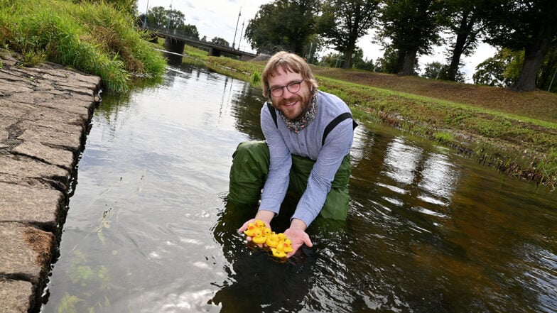 Christian Völker-Kieschnick bereitet seit Wochen ein ganz besonderes Event vor. Hier unterhalb der Bautzener Brücke wird sich ungefähr das Ziel für das Entenrennen über schätzungsweise 100 Meter befinden.