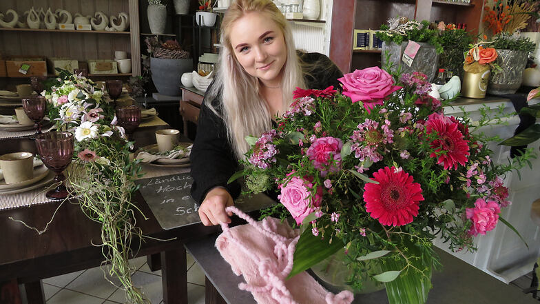 Hanna Bock darf sich nach erfolgreich absolvierter Prüfung nun offiziell Floristin nennen. Im elterlichen Blumenladen werden aktuell ihre Prüfungsarbeiten ausgestellt. Dazu gehört auch dieser Tischschmuck zum Thema Scheunenhochzeit.