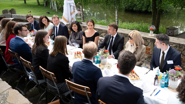 In Adams Gasthof wird zusammen mit „Vertreter*innen der regionalen Bevölkerung“ gegessen.