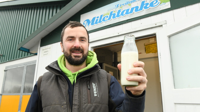 Die frische Milch seiner Kühe verkauft Marc Bernhardt auch vor Ort an der Milchtanke.