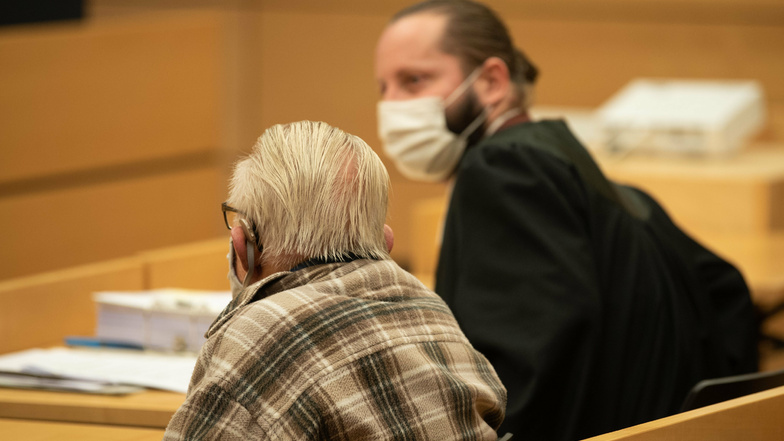 Der Angeklagte (l) sitzt neben seinem Anwalt Norman Jacob. Vor dem Landgericht Würzburg hat ein Prozess gegen einen 92-Jährigen begonnen, der seine kranke Ehefrau aus Mitleid getötet haben soll.
