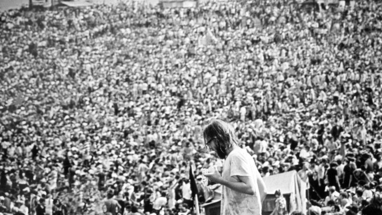 Zwischen Vietnam-Krieg und Bürgerrechtsbewegung trafen sich 1969 rund 400.000 Menschen auf diesem Feld im US-Bundesstaat New York und feierten drei Tage lang friedlich zu Weltklasse-Musik. Das -Festival prägte eine ganze Generation.