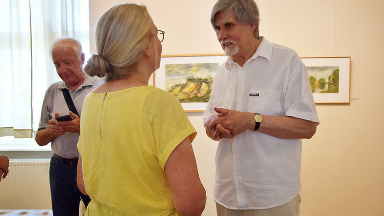 Bernd Gork ist im Gespräch mit der Malerin Gudrun Otto.