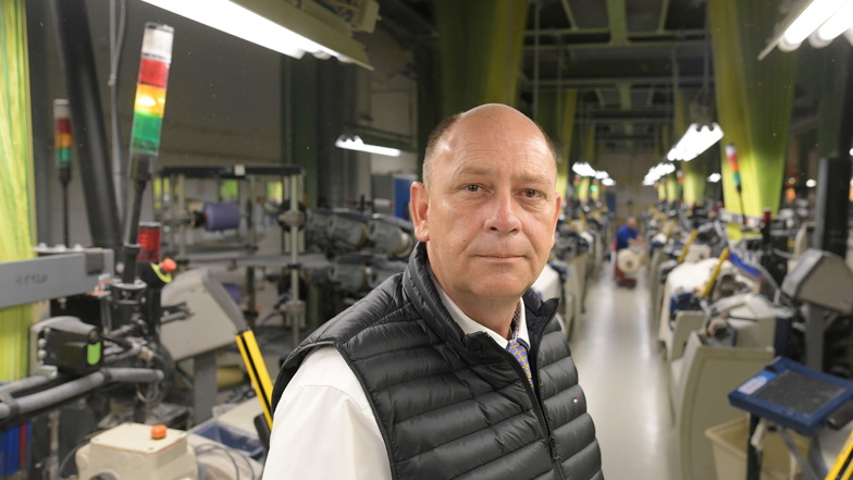 Damino-Geschäftsführer Dirk Ladenberger in der Weberei des Großschönauer Textil-Unternehmens.