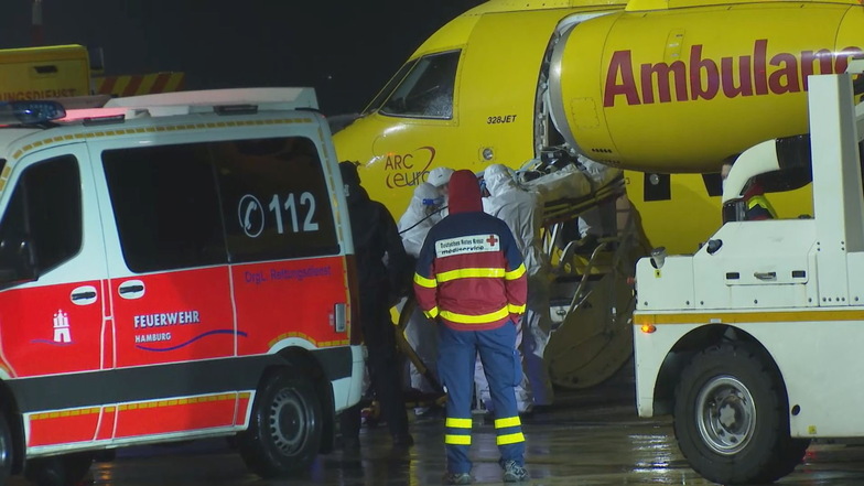 Hamburg: Ein Patient wird auf einer Trage aus einem ADAC Flugzeug geladen.