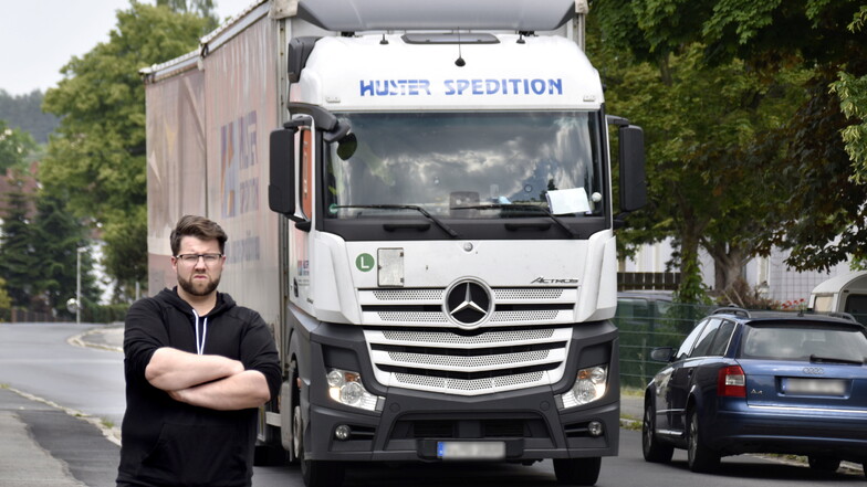 Benjamin Brunner, Anwohner auf der Bahnhofstraße in Ottendorf-Okrilla ärgert sich über den ständigen LKW-Durchgangsverkehr. Die Vibrationen der schweren Sattelzüge sind im ganzen Haus zu spüren, sagt er.