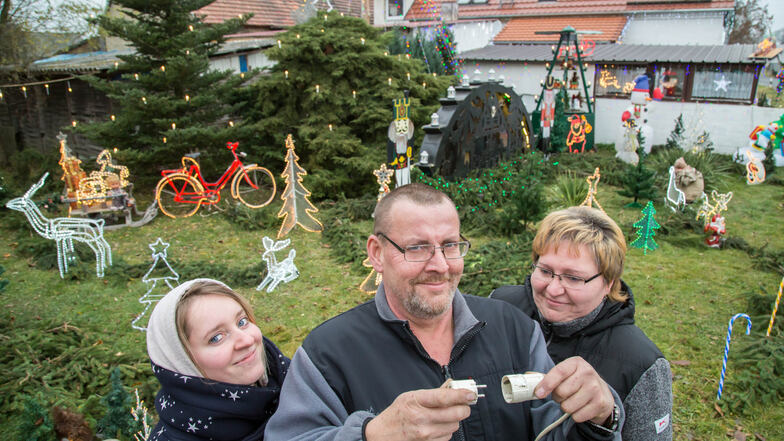 Wenn Michael Horschke Strom auf die Leitung gibt, leuchten Tausende Lichter am, vor und auf seinem Haus in Bremenhain. Zusammen mit Frau Gabriela und Tochter Maria lädt der Weihnachtsfan am Sonnabend zum schon dritten Lichterfest ein.