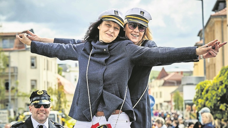 Sieht aus wie auf der Titanic und Antje Scholz (l.) und Annette Denzer-Ruffani vom Heimat- und Kulturverein fühlen sich auch so: Weihnachtsmarkt und Stadtfest organisieren künftig andere.