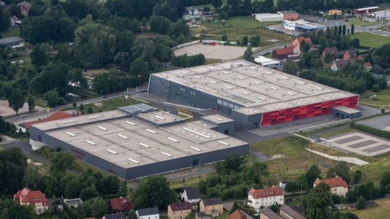 Blick auf den ehemaligen Solar-Standort der Firma Schüco in Großröhrsdorf. Die Halle II, links, soll jetzt an einen Investor aus der Schweiz verkauft werden.