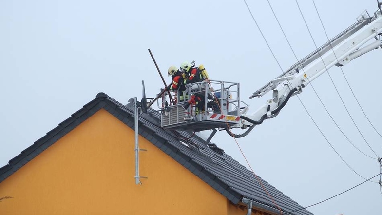 Zu einem Wohnhausbrand kam es am Montagnachmittag in Gauernitz (Gemeinde Klipphausen). Gegen 14.45 Uhr war hinter einem Wohnhaus ein Holzstapel in Brand geraten. Die Flammen griffen auf die Fassade und das Dach über. Die Feuerwehr konnte eine weitere Ausbreitung und damit das Schlimmste verhindern. Dennoch mussten die Kameraden das Dach öffnen um Glutnester abzulöschen. Personen kamen nach Polizeiangaben beim dem Brand nicht zu Schaden. Die Schadenshöhe ist noch nicht bekannt.