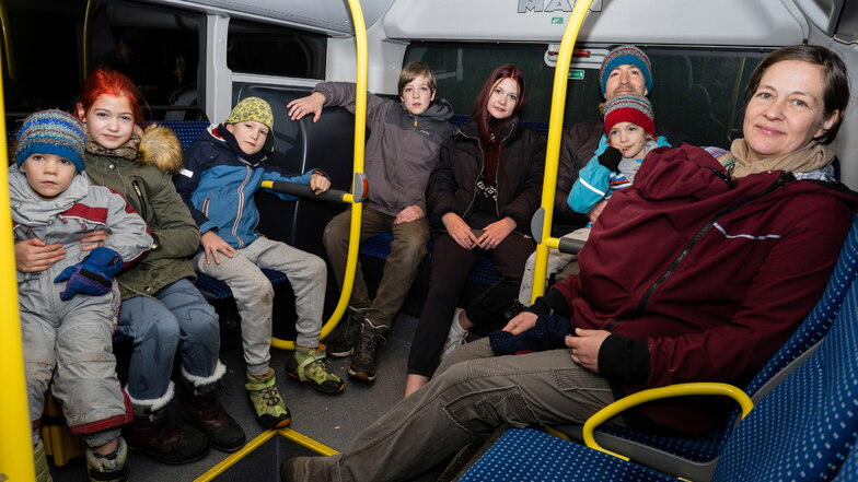 Ines und Thomas Igney mit ihren sieben Kindern in einem Görlitzer Linienbus.