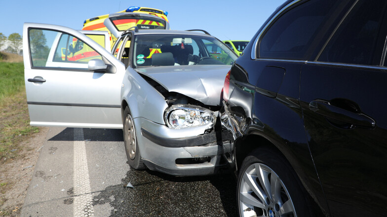 Bei dem Unfall wurde neben dem Golf und dem BMW auch noch ein Mercedes beschädigt.