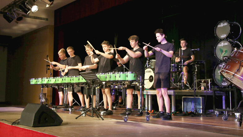 Im Nieskyer Bürgerhaus erlebten Schüler am Dienstag die Musiker der „Weberknechte“ aus der Kreismusikschule Finsterwalde.