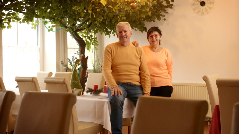 Christine und Gerhard Bloch betrieben ihre Gaststätte Kiautschau 36 Jahre mit Hingabe und Erfolg. Nun schließen sich die Türen für immer. Am Baum im Vereinszimmer hingen zum Beispiel im Laufe der Jahre Dutzende Zuckertüten zu Schuleingangsfeiern.