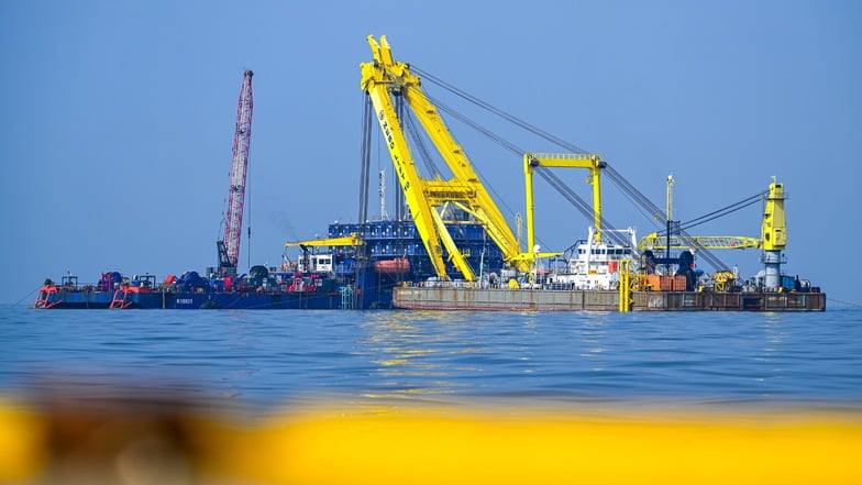 Am Schwimmkran Hebo Lift 10 wird die Bergung des vorderen Teils des gesunkenen und zweigeteilten Frachters vorbereitet.