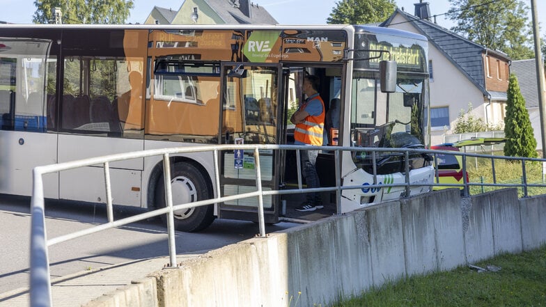 Ein Linienbus ist am Montag in Neudorf im Erzgebirge mit einem Geländer kollidiert.