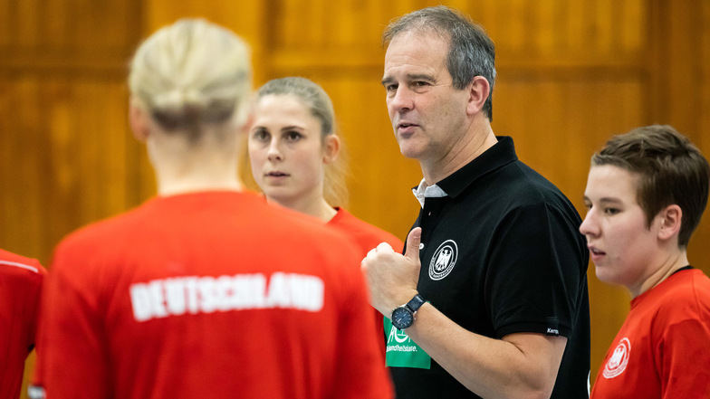 Bundestrainer Henk Groener spricht zu seinen Spielerinnen.