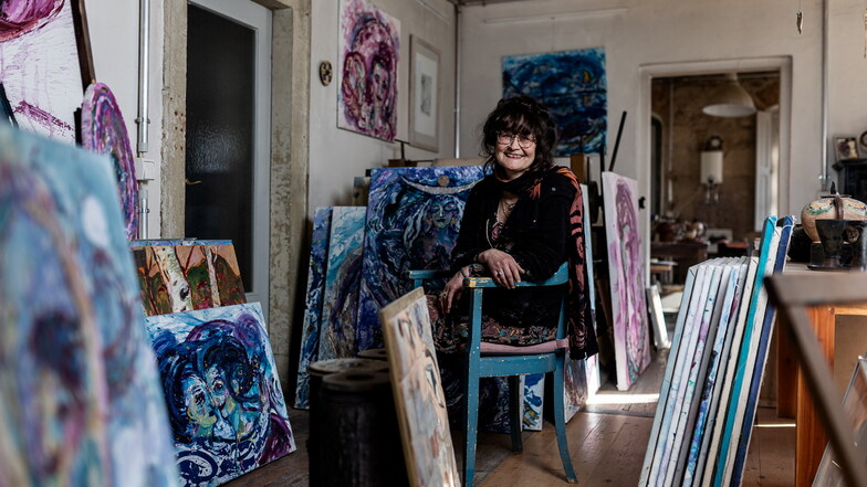 Die Künstlerin Michele Cyranka in ihrem Atelier in Tharandt.