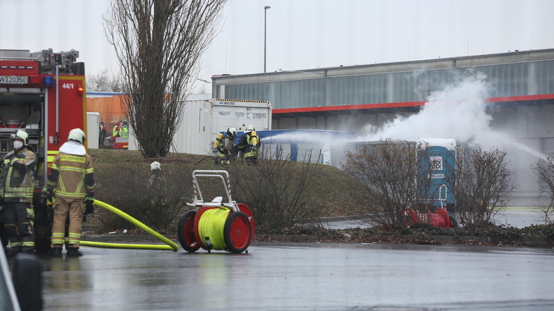 Gefahrgut-Container brennt in Kesselsdorf