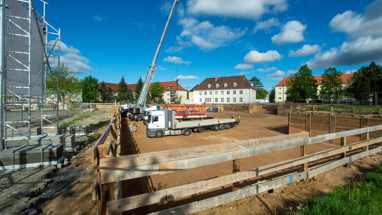 Mit fast vierwöchiger Verspätung wurde am Montag in Heidenau mit dem Aufbau des Krans begonnen. Die Probleme sind damit aber nicht aus der Welt geräumt.