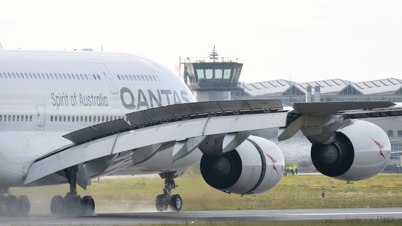 Der Airbus A380 der Qantas Airways landet auf dem Flughafen in Dresden. Die Maschine, die in Sydney gestartet war, landete nach einem Langstreckenflug wegen bevorstehender Wartungsarbeiten in den Elbe Flugzeugwerken.
