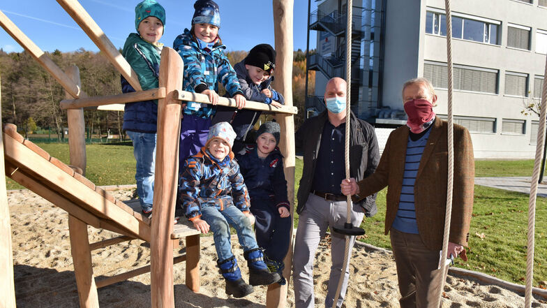 Bürgermeister Thomas Kirsten und Christoph Herbrig, Geschäftsführer von Herbrig & Co, mit den Kindern des neuen Kindergartens in der ehemaligen Bärensteiner Schule.