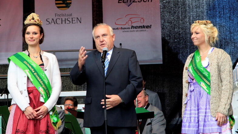 Wer wird Nachfolger von Dietmar Buchholz im Amt des Oberbürgermeisters? Dieses Archivbild zeigt ihn bei der Erntekrone-Gala beim Landeserntedankfest 2015 in Löbau.