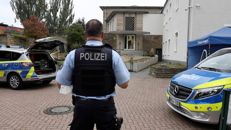 Polizisten bewachen die Synagoge in Hagen.