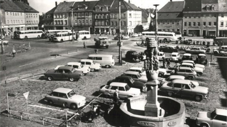 Wer hätte das gedacht? In den 1970er-Jahren hielten noch Busse mitten auf dem Altmarkt in Bischofswerda. Alte Stadtansichten wie diese stoßen im Internet gerade auf reges Interesse.