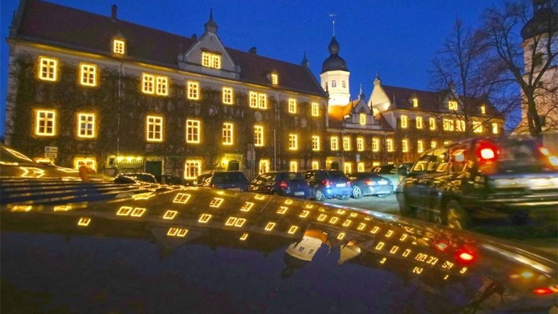 Festbeleuchtung: An Riesas Rathaus sind im Advent traditionell alle Fenster beleuchtet.