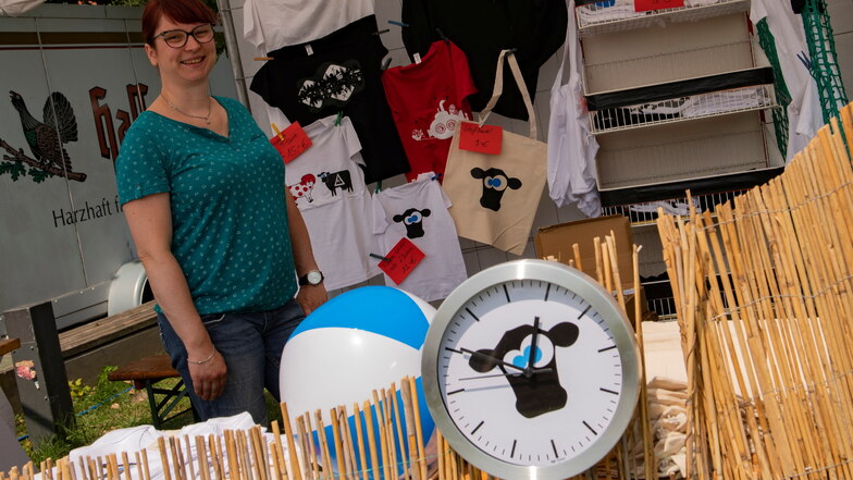 Christin Sauer aus Baselitz bietet Stroga-Festival-Produkte, unter anderem die Hackepetra-Uhr.