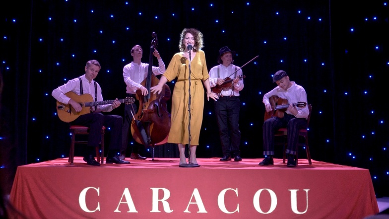 Im Carte Blanche drehten Caracou das Video für ihren Song "It's all right with me", eine Coverversion von Cole Porter.