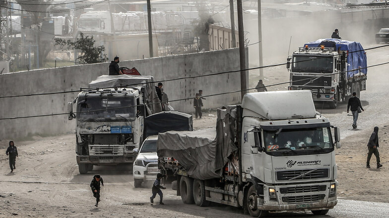 Krieg im Nahen Osten: 700 Lkw voller Hilfsgüter warten am Grenzübergang