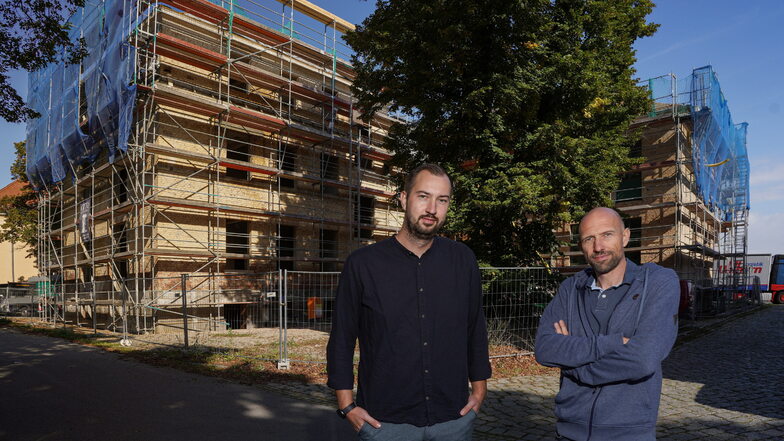 Rico Marwitz (l.) und Sven Pönitz aus Dresden sanieren mit ihrem Unternehmen das ehemalige Offiziers-Casino am Garnisionsplatz in Kamenz.