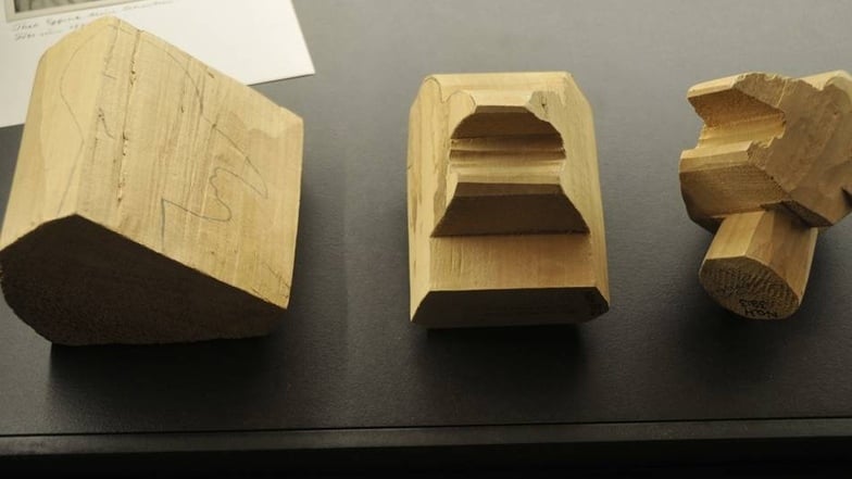 Vom Klotz zum Kopf: Ein echter Hohnsteiner Kasper entsteht bis heute in Handarbeit, geschnitzt aus Holz.Dirk Zschiedrich