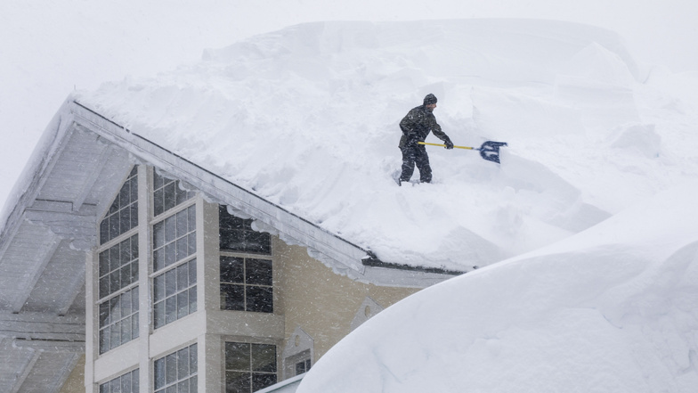 Mittlerweile versucht man im österreichischen Filzmoos krampfhaft Dächer von den Schneemassen zu befreien.