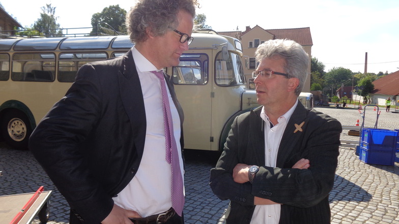 Großschönaus Bürgermeister Frank Peuker (r.) traf Oscar-Regisseur Florian Henckel von Donnersmarck beim Dreh am Großschönauer Bahnhof.