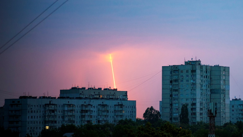 Russische Raketen fliegen aus der russischen Region Belgorod in Richtung Charkiw.