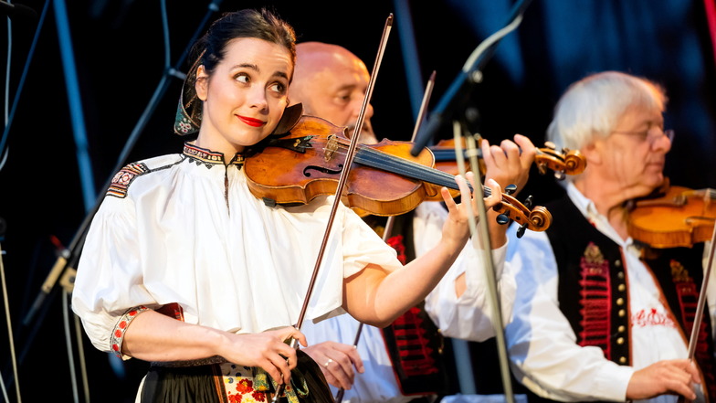 Zum Musikfest Schmochtitz spielte in diesem Jahr die Violonistin Marketa Janouškova mit dem Zymbal-Ensemble ihres Vaters.