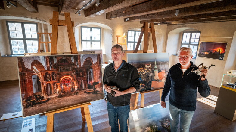 Rainer Kurth (links) und Eberhard Jasinski zeigen im Kloster Buch 33 ihrer eindrucksvollsten Aufnahmen von „alten Gemäuern“ – so auch der Titel der Ausstellung – entlang der Mulden. Ab Sonntag bis zum 14. Juli sind sie im Abthaus zu sehen.