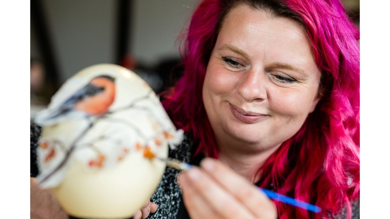 "Eigentlich kinderleicht." Janine Golla demonstriert, wie man einen Vogel samt Hagebuttenstrauch per Serviettentechnik auf ein Straußen-Ei versetzt.