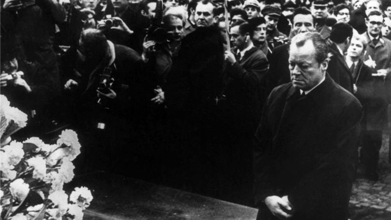 Spontan oder doch gewollt? Es ist nie aufgeklärt worden. Bundeskanzler Willy Brandt kniete am 7. Dezember 1970 vor dem Mahnmal im einstigen jüdischen Ghetto in Warschau. Das Mahnmal ist den Helden des Ghetto-Aufstandes vom April 1943 gewidmet.