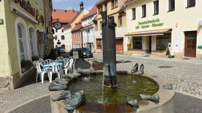Hier plätschert noch Wasser aus dem Schuhbrunnen in Dippoldiswalde. Anders als vor Tagen angekündigt, soll das auch so bleiben.